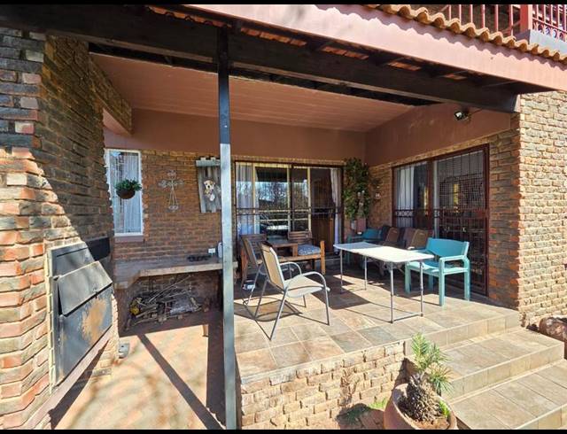 5 BEDROOM HOUSE FOR SALE IN MAGALIESKRUIN